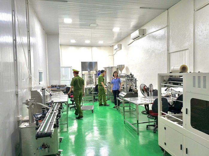 Bắt tạm giam giám đốc công ty sản xuất mỹ phẩm giả - Ảnh 2.