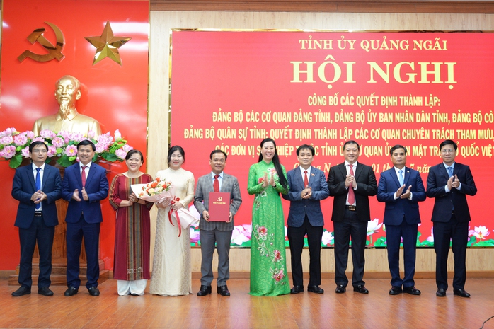Công bố hàng loạt lãnh đạo chủ chốt ở Quảng Ngãi- Ảnh 2. Công bố hàng loạt lãnh đạo chủ chốt ở Quảng Ngãi- Ảnh 2.