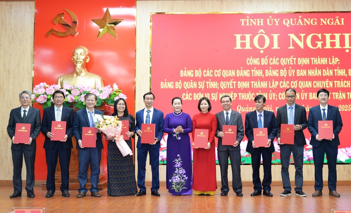 Công bố hàng loạt lãnh đạo chủ chốt ở Quảng Ngãi- Ảnh 3. Công bố hàng loạt lãnh đạo chủ chốt ở Quảng Ngãi- Ảnh 3.