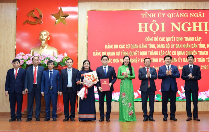 Công bố hàng loạt lãnh đạo chủ chốt ở Quảng Ngãi- Ảnh 1. Công bố hàng loạt lãnh đạo chủ chốt ở Quảng Ngãi- Ảnh 1.