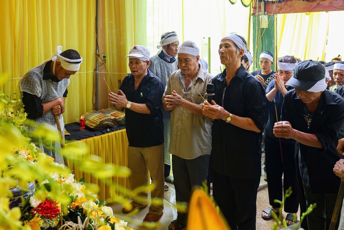 Xót xa tiễn biệt 3 người cùng gia đình tử vong trong vụ lật tàu ở vịnh Hạ Long- Ảnh 1.