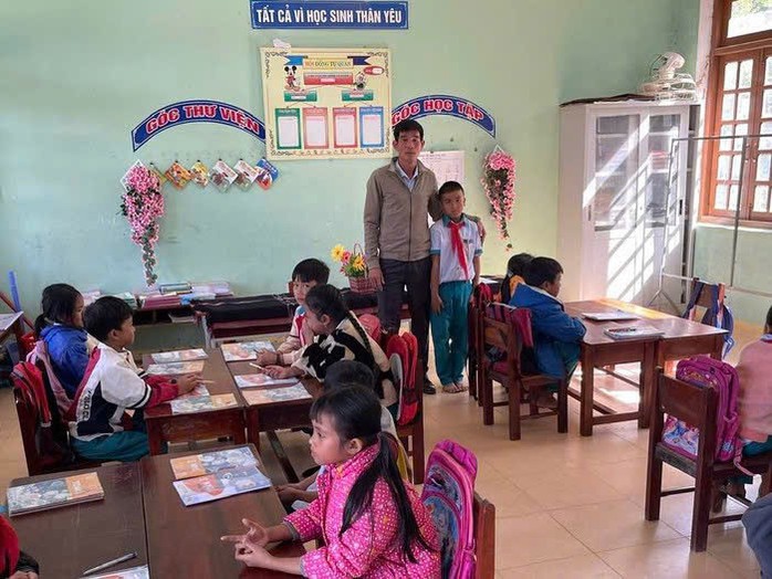 Cuộc thi viết Người thầy kính yêu: Gieo chữ và niềm tin giữa đại ngàn- Ảnh 2. Cuộc thi viết Người thầy kính yêu: Gieo chữ và niềm tin giữa đại ngàn- Ảnh 2.