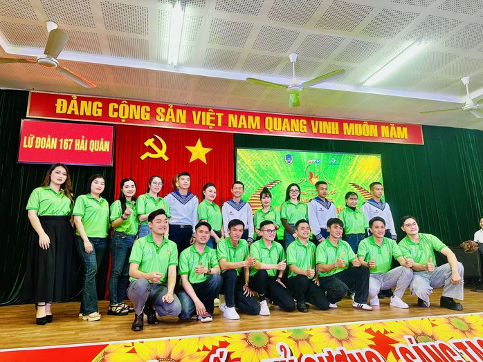 "Chuông vàng vọng cổ" lần thứ 20 giao lưu với chiến sĩ hải quân Lữ đoàn 167 - Ảnh 1.