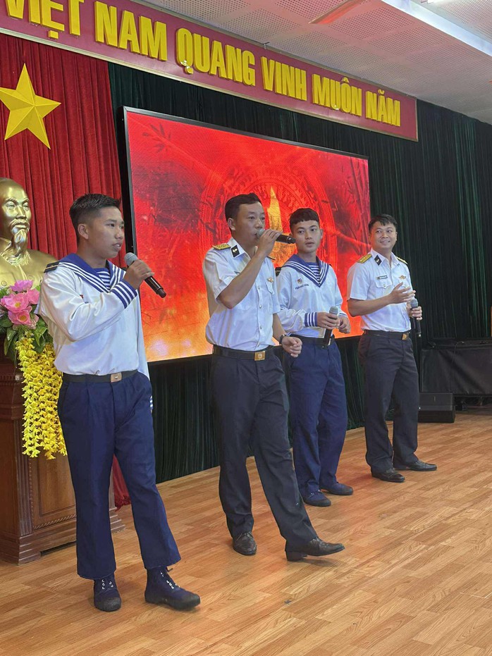"Chuông vàng vọng cổ" lần thứ 20 giao lưu với chiến sĩ hải quân Lữ đoàn 167 - Ảnh 2.