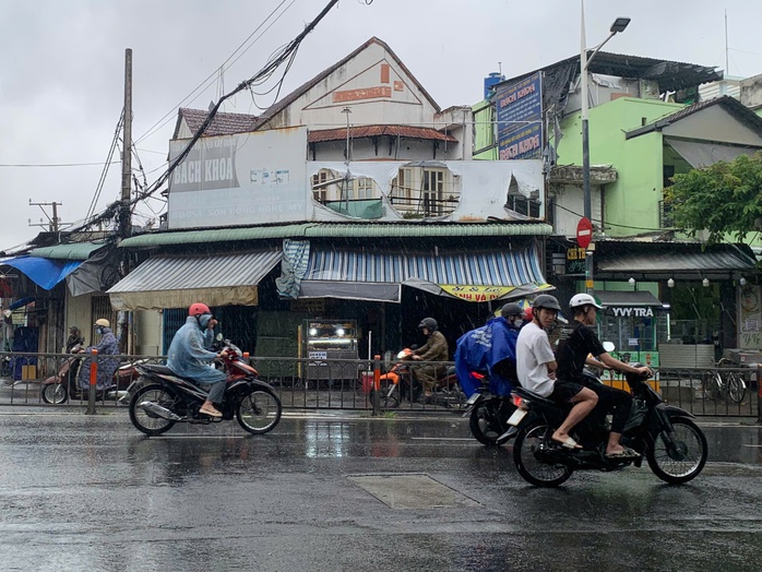 Gió rít mạnh, mưa ầm ầm trút xuống nhiều nơi ở TP HCM- Ảnh 2.