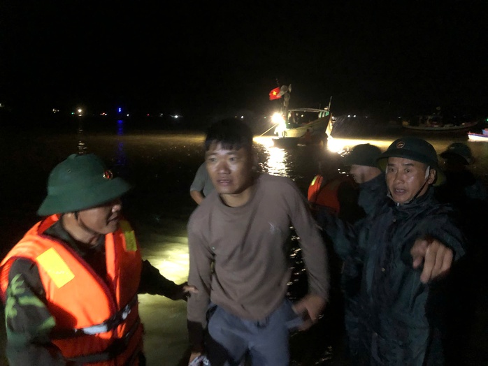 Cứu thành công 30 du khách và 4 thuyền viên sau sự cố chìm tàu du lịch- Ảnh 1.
