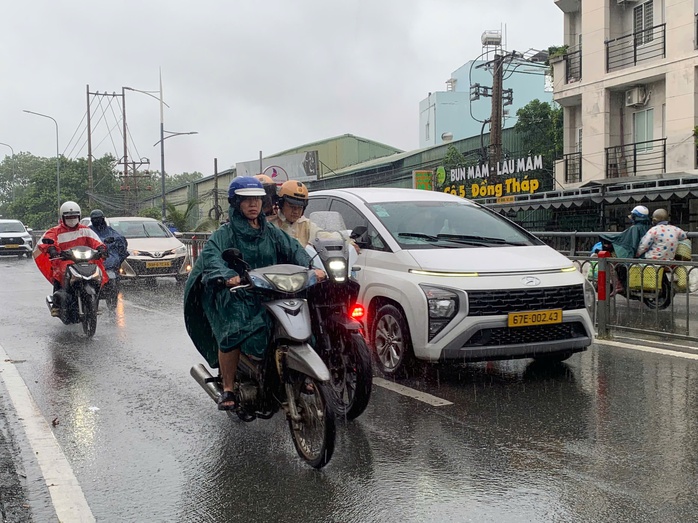 Gió rít mạnh, mưa ầm ầm trút xuống nhiều nơi ở TP HCM- Ảnh 1.