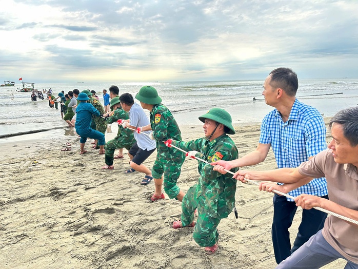 Cứu thành công 30 du khách và 4 thuyền viên sau sự cố chìm tàu du lịch- Ảnh 3.