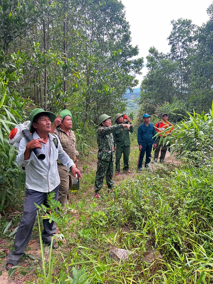 Từ 4 giờ sáng, lãnh đạo Đà Nẵng vào rừng chỉ đạo chữa cháy- Ảnh 6.
