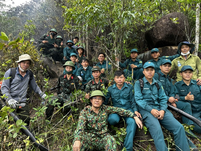 Từ 4 giờ sáng, lãnh đạo Đà Nẵng vào rừng chỉ đạo chữa cháy- Ảnh 8.