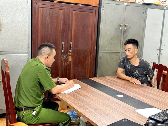 Giám đốc Công an chỉ đạo giải cứu cô gái bị thanh niên khống chế bằng dao - Ảnh 2. Giám đốc Công an chỉ đạo giải cứu cô gái bị thanh niên khống chế bằng dao - Ảnh 2.