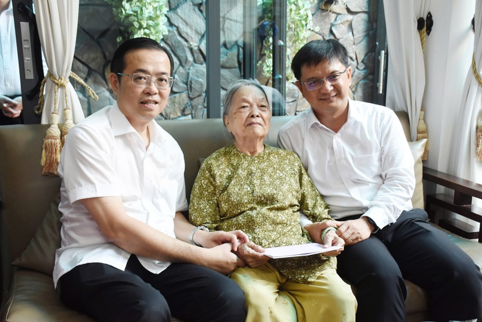 Lãnh đạo Thành ủy TP HCM thăm các gia đình chính sách tiêu biểu - Ảnh 3. Lãnh đạo Thành ủy TP HCM thăm các gia đình chính sách tiêu biểu - Ảnh 3.