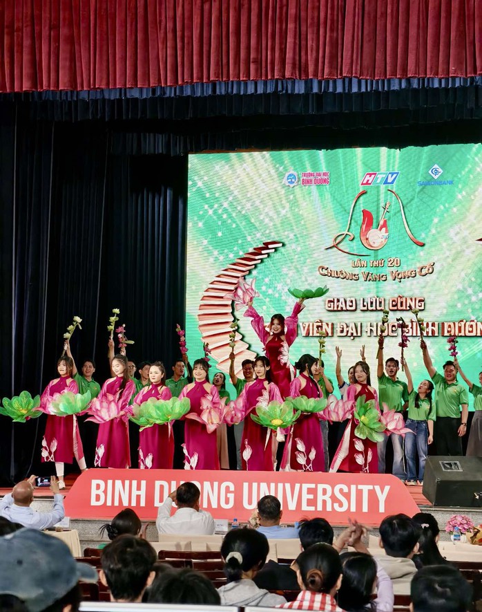 Thí sinh "Chuông vàng vọng cổ" lần thứ 20 giao lưu sinh viên Đại học Bình Dương- Ảnh 4. Thí sinh "Chuông vàng vọng cổ" lần thứ 20 giao lưu sinh viên Đại học Bình Dương- Ảnh 4.