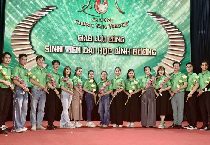 Thí sinh "Chuông vàng vọng cổ" lần thứ 20 giao lưu sinh viên Đại học Bình Dương- Ảnh 1. Thí sinh "Chuông vàng vọng cổ" lần thứ 20 giao lưu sinh viên Đại học Bình Dương- Ảnh 1.