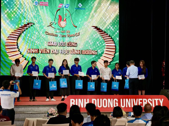 Thí sinh "Chuông vàng vọng cổ" lần thứ 20 giao lưu sinh viên Đại học Bình Dương- Ảnh 5. Thí sinh "Chuông vàng vọng cổ" lần thứ 20 giao lưu sinh viên Đại học Bình Dương- Ảnh 5.