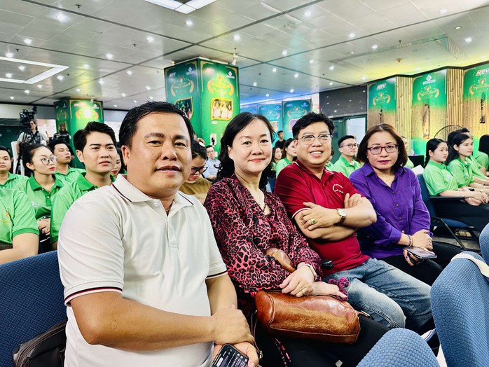 Võ Minh Lâm, Hồ Ngọc Trinh, Thu Vân ngồi ghế nóng "Chuông vàng vọng cổ lần 20 – 2025" - Ảnh 8.
