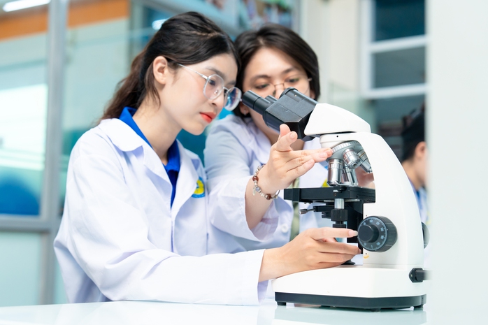 Các trường ĐH ở TP HCM dự kiến điểm sàn nhóm ngành sức khỏe - Ảnh 1.