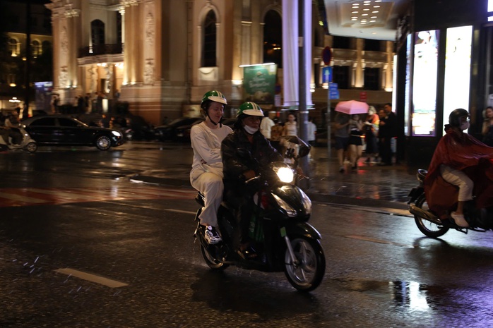 Tối nay, TP HCM bất ngờ mưa to, gió lớn - Ảnh 1.