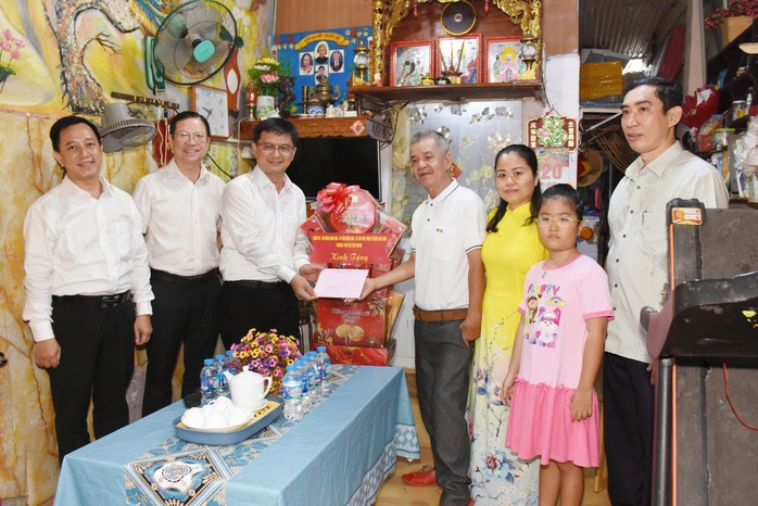 Lãnh đạo Thành ủy TP HCM thăm các gia đình chính sách tiêu biểu - Ảnh 2. Lãnh đạo Thành ủy TP HCM thăm các gia đình chính sách tiêu biểu - Ảnh 2.