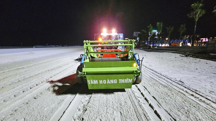 Xe tự động làm sạch bãi biển bãi sau Vũng Tàu lần đầu tiên xuất hiện - Ảnh 3. Xe tự động làm sạch bãi biển bãi sau Vũng Tàu lần đầu tiên xuất hiện - Ảnh 3.