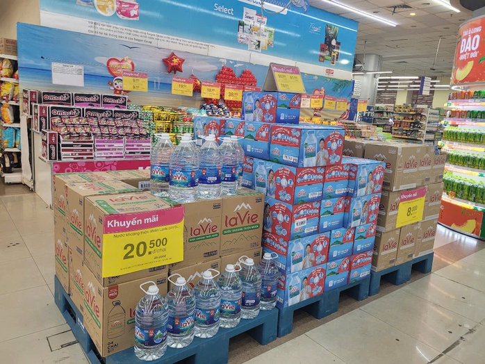 Siêu thị tăng dự trữ gạo, mì gói, nước uống… gấp 2-3 lần, chủ động ứng phó bão Wipha - Ảnh 1.