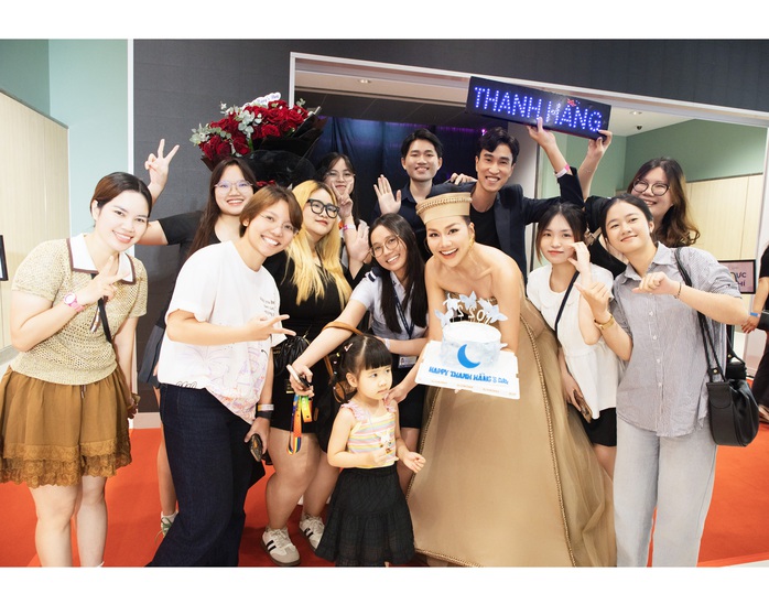 Thanh Hằng được fan 'đánh úp' lúc nửa đêm mừng sinh nhật - Ảnh 2.