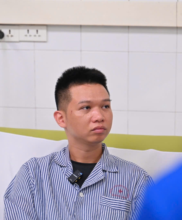 Trao Huy hiệu “Tuổi trẻ dũng cảm” cho đoàn viên cứu 4 người trong vụ lật tàu trên vịnh Hạ Long - Ảnh 2.