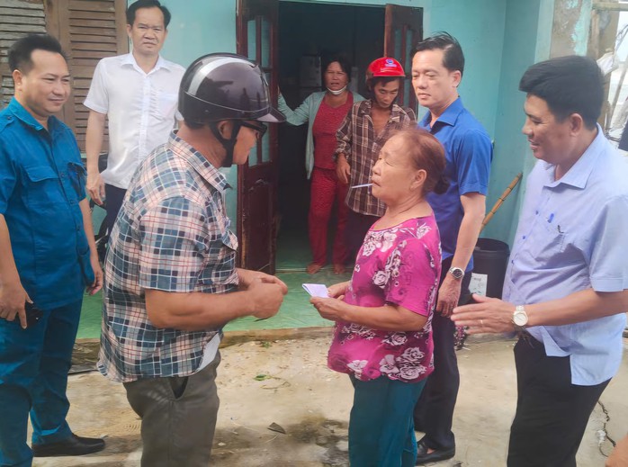 Mưa giông ở Phú Quốc đo được tốc độ gió tương tương  cơn bão - Ảnh 6.