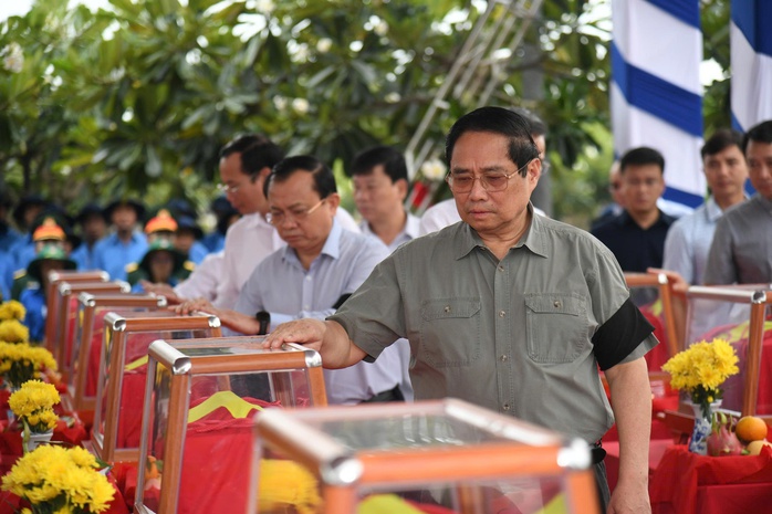 Thủ tướng Phạm Minh Chính xúc động dự lễ cải táng hài cốt liệt sĩ tại An Giang - Ảnh 4.