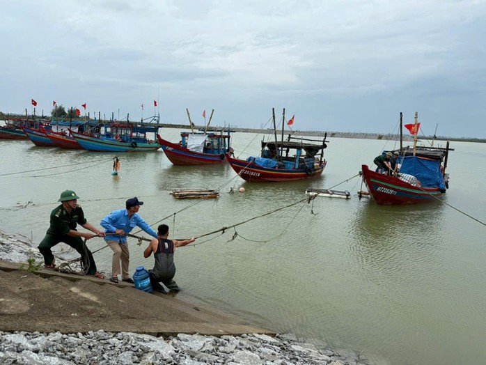 Giông lốc trước bão số 3 khiến 2 người mất tích, hàng chục ngôi nhà, trường học bị tốc mái - Ảnh 2.