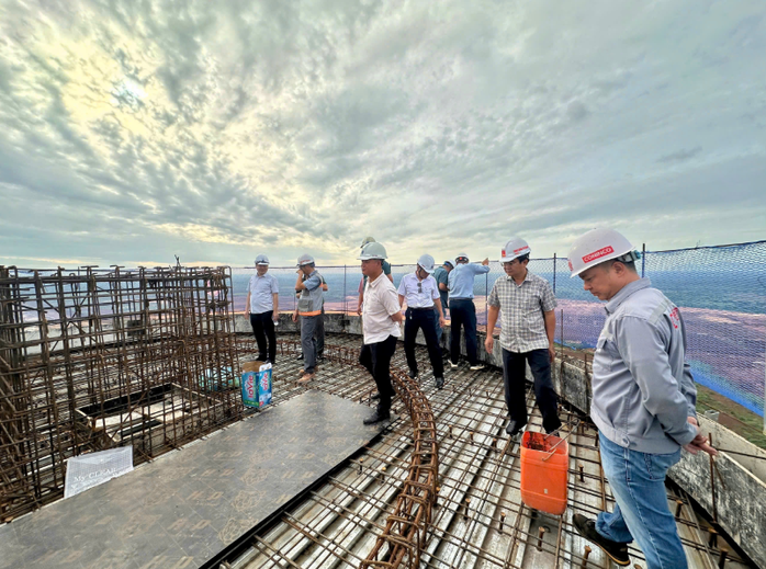 Cất nóc tháp kiểm soát không lưu cao nhất Việt Nam - Ảnh 1.