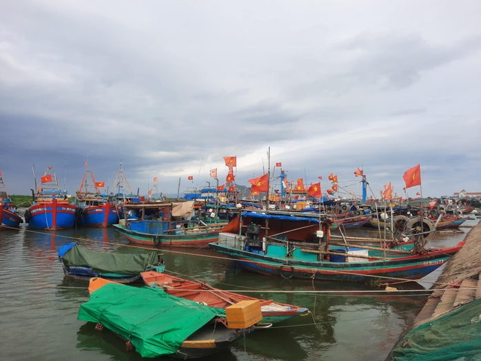Bão số 3 Wipha làm hàng trăm tàu , thuyền vào bờ tránh trú an toàn tại Hà Tĩnh - Ảnh 1. Bão số 3 Wipha làm hàng trăm tàu , thuyền vào bờ tránh trú an toàn tại Hà Tĩnh - Ảnh 1.