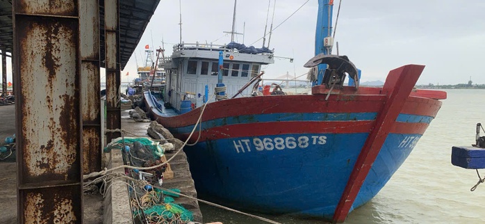 Giông lốc trước bão số 3 khiến 2 người mất tích, hàng chục ngôi nhà, trường học bị tốc mái - Ảnh 3.