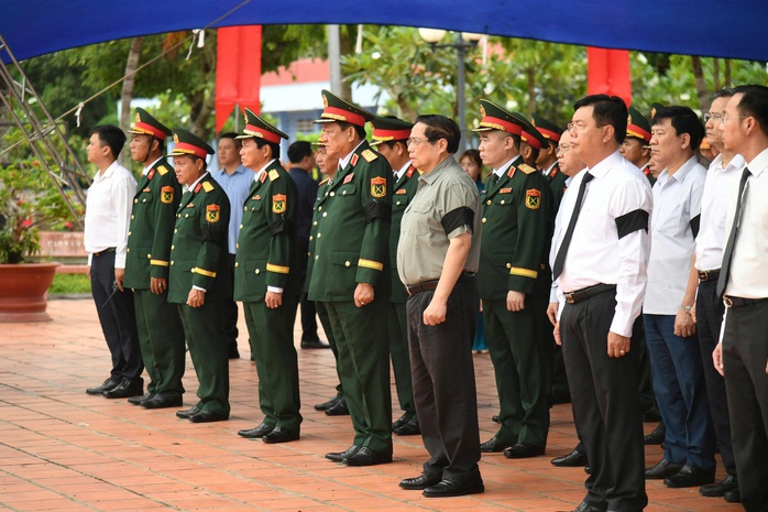 Thủ tướng Phạm Minh Chính xúc động dự lễ cải táng hài cốt liệt sĩ tại An Giang - Ảnh 2.