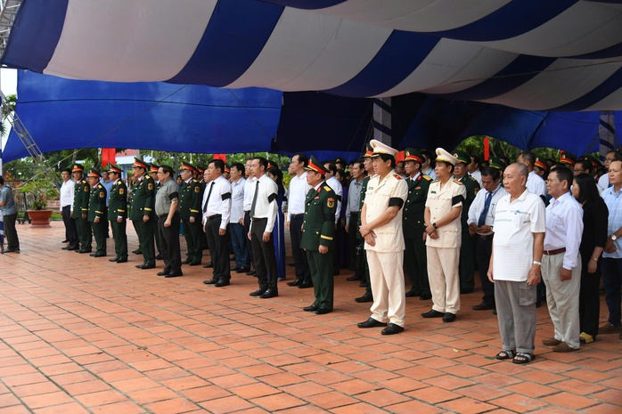 Thủ tướng Phạm Minh Chính xúc động dự lễ cải táng hài cốt liệt sĩ tại An Giang - Ảnh 3.