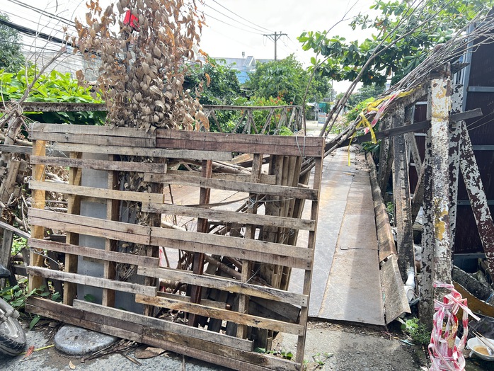 Cầu sắt hàng chục năm ở trung tâm Cần Thơ sập, người dân mong ngóng cầu mới - Ảnh 1. Cầu sắt hàng chục năm ở trung tâm Cần Thơ sập, người dân mong ngóng cầu mới - Ảnh 1.