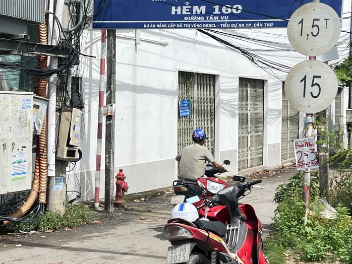 Cầu sắt hàng chục năm ở trung tâm Cần Thơ sập, người dân mong ngóng cầu mới - Ảnh 6. Cầu sắt hàng chục năm ở trung tâm Cần Thơ sập, người dân mong ngóng cầu mới - Ảnh 6.