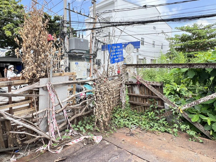 Cầu sắt hàng chục năm ở trung tâm Cần Thơ sập, người dân mong ngóng cầu mới - Ảnh 4. Cầu sắt hàng chục năm ở trung tâm Cần Thơ sập, người dân mong ngóng cầu mới - Ảnh 4.