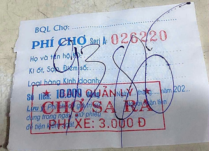Chuyện lạ: Doanh nghiệp dựng cổng thu phí người ra vào chợ- Ảnh 1. Chuyện lạ: Doanh nghiệp dựng cổng thu phí người ra vào chợ- Ảnh 1.
