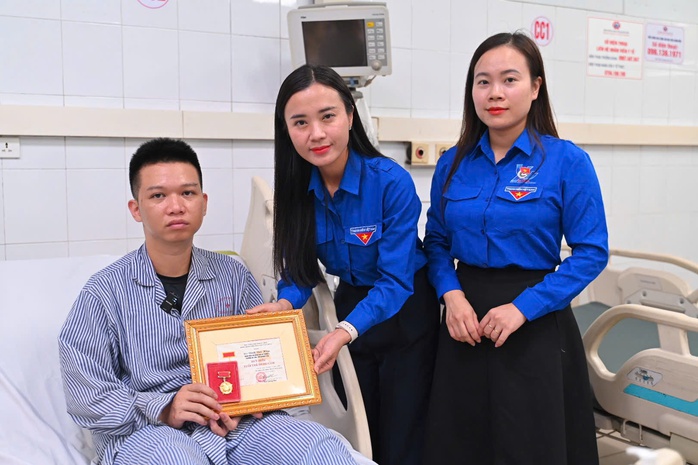 Trao Huy hiệu “Tuổi trẻ dũng cảm” cho đoàn viên cứu 4 người trong vụ lật tàu trên vịnh Hạ Long - Ảnh 1.