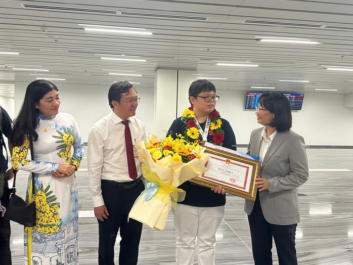 TP HCM thưởng nóng cho học sinh Trường THPT chuyên Lê Hồng Phong vừa đạt thành tích đặc biệt - Ảnh 2.