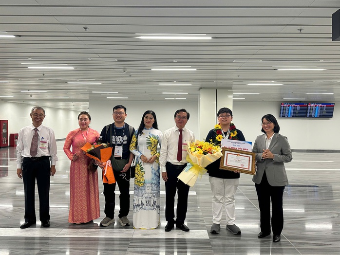 TP HCM thưởng nóng cho học sinh Trường THPT chuyên Lê Hồng Phong vừa đạt thành tích đặc biệt - Ảnh 1.