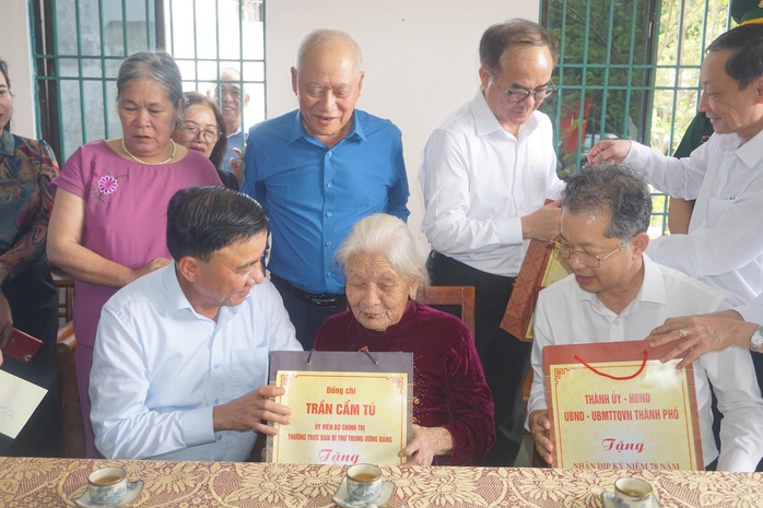Thường trực Ban Bí thư tri ân người có công tại Đà Nẵng - Ảnh 3.