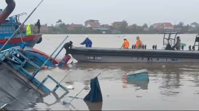 VIDEO: Gió lốc xô tàu chở 9 người lật chìm ở Quảng Ninh- Ảnh 1. VIDEO: Gió lốc xô tàu chở 9 người lật chìm ở Quảng Ninh- Ảnh 1.
