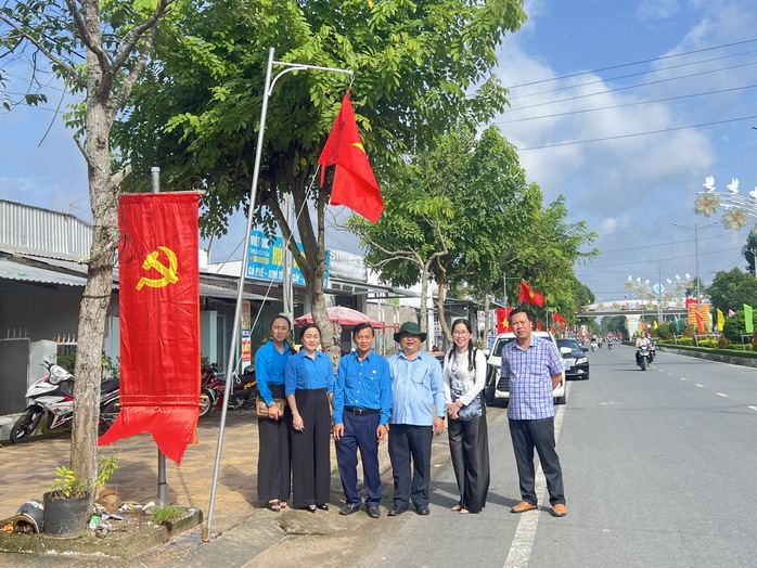 CLIP: Khánh thành tuyến "Đường cờ Tổ quốc" dài 8 km ở Cần Thơ- Ảnh 3. CLIP: Khánh thành tuyến "Đường cờ Tổ quốc" dài 8 km ở Cần Thơ- Ảnh 3.