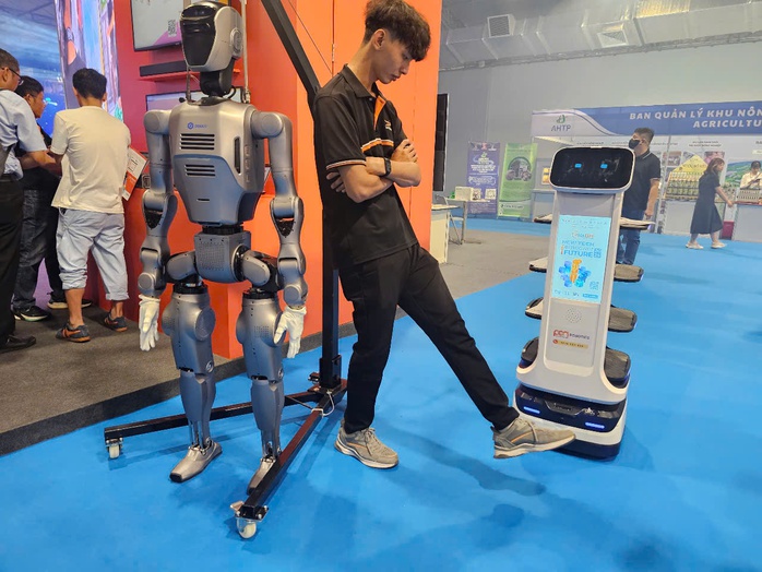 Đưa robot vào phục vụ ở nhiều nơi - Ảnh 2.