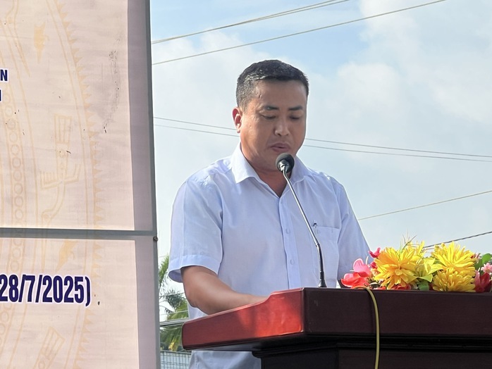 CLIP: Khánh thành tuyến "Đường cờ Tổ quốc" dài 8 km ở Cần Thơ- Ảnh 1. CLIP: Khánh thành tuyến "Đường cờ Tổ quốc" dài 8 km ở Cần Thơ- Ảnh 1.
