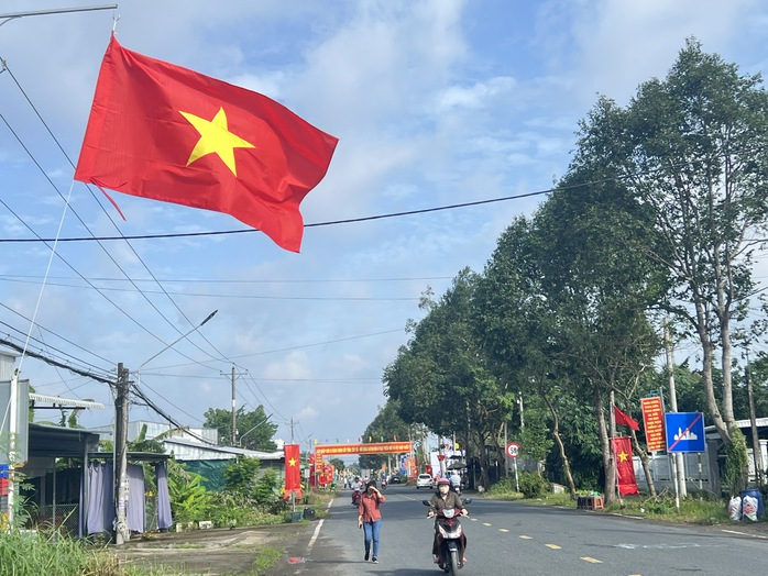 CLIP: Khánh thành tuyến "Đường cờ Tổ quốc" dài 8 km ở Cần Thơ- Ảnh 4. CLIP: Khánh thành tuyến "Đường cờ Tổ quốc" dài 8 km ở Cần Thơ- Ảnh 4.