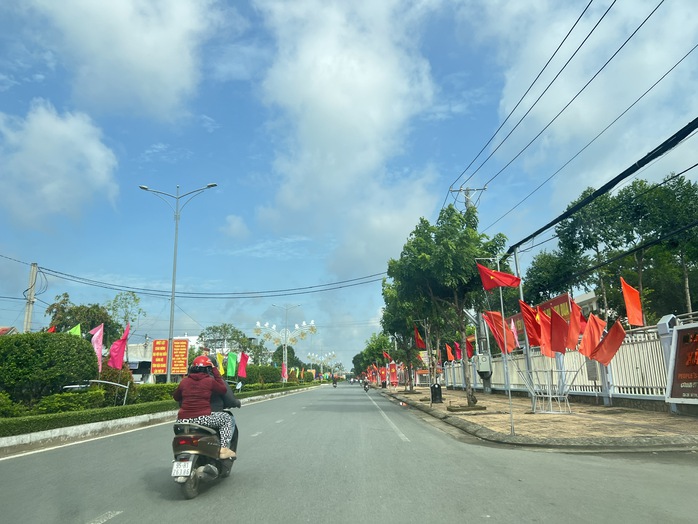 CLIP: Khánh thành tuyến "Đường cờ Tổ quốc" dài 8 km ở Cần Thơ- Ảnh 5. CLIP: Khánh thành tuyến "Đường cờ Tổ quốc" dài 8 km ở Cần Thơ- Ảnh 5.
