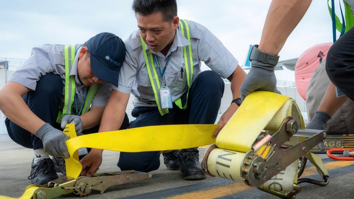 Cận cảnh "chạy bão" tại các sân bay - Ảnh 5.